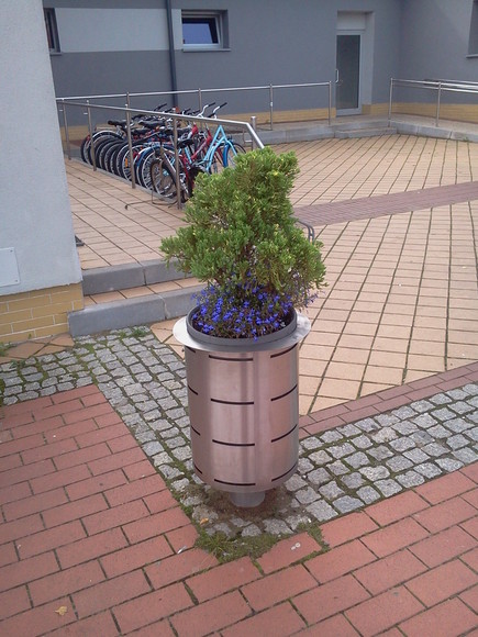 Elbląg EKO, ale czy -LOGICZNY?. W Elblagu cuda się jednak zdarzają. Gdzie?Na Placu Dworcowym, przy sklepie rowerowym "zakwitł "śmietnik. Pytanie tylko, gdzie wyrzucić śmieci, gdy w śmietniku rosną kwiaty? (Wrzesień 2013)