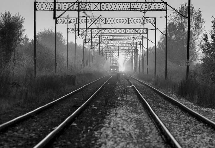 Wypaczone torowiska. Przejazd kolejowy w Raczkach Elbląskich..  (Październik 2013)