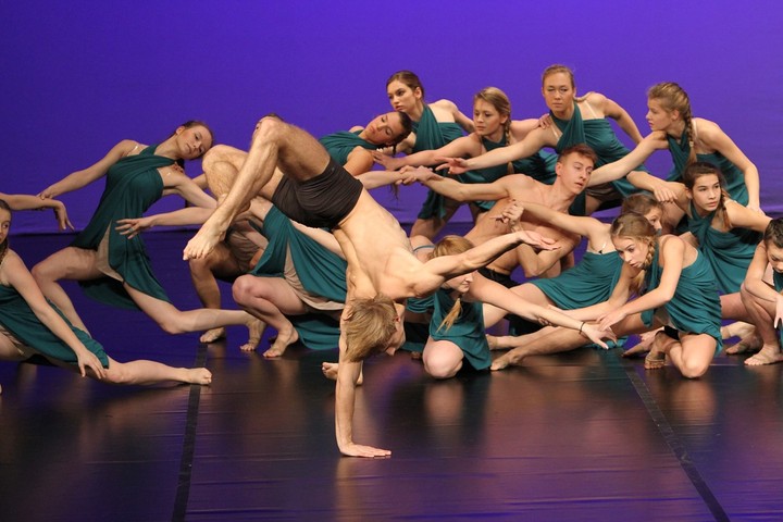Konkurs Sztuki Baletowej. W dniach 23 – 24 listopada w Elblągu odbył się pierwszy w Polsce Konkurs Sztuki Baletowej, w którym udział wzięli soliści i zespoły tańca klasycznego oraz tańca współczesnego. (Listopad 2013)