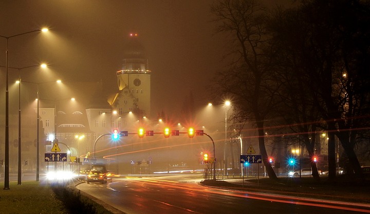 Mglisty, grudniowy wieczór.