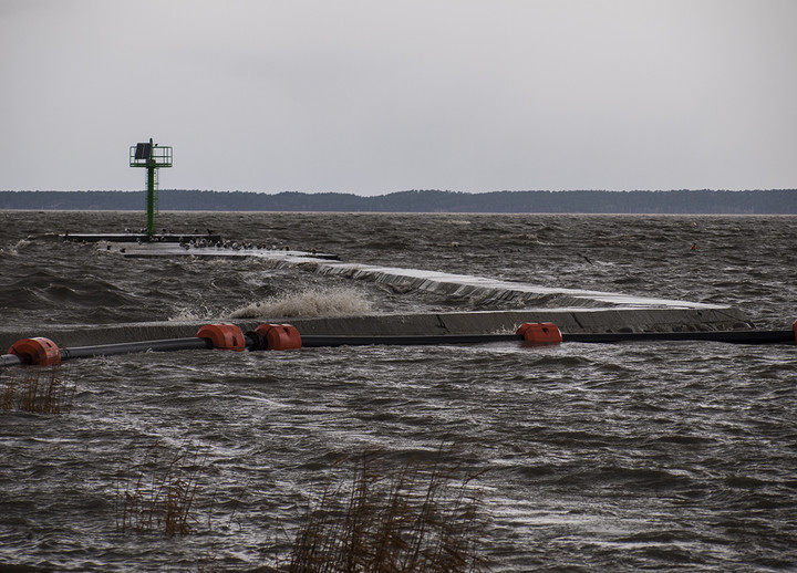 Port w Tolkmicku.. Wichura każdemu daje się we znaki. Silny wiatr, fala przelewająca się przez molo.