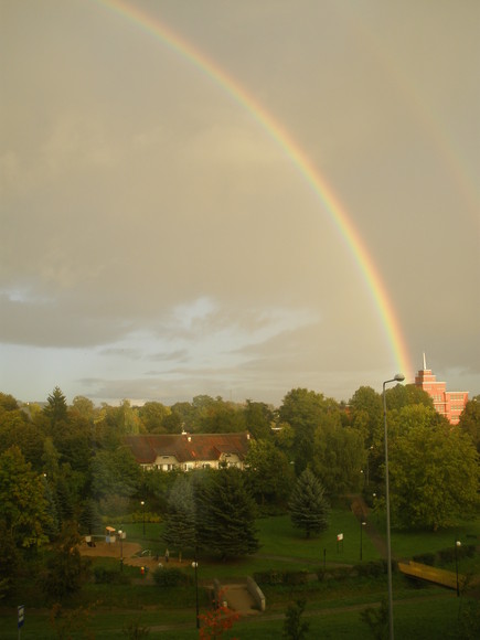 tęcza. Tęcza nad szkołą po deszczu