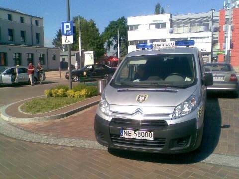 Straż Miejska. Ktoś dodał zdjęcie iż auto punto stoi na miejscu dla osoby niepełnosprawnej. Niestety właściciel ma prawo tam stać ze względu na niepełne oznakowanie. Tak, każdy normalny tam nie zaparkuje (chyba że inwalida z prawem do tego miejsca). Ale jak widać przykład idzie z góry. Zdjęcie przedstawiające PRAWIDŁOWO zaparkowane auto straży miejskiej. (Listopad 2013)