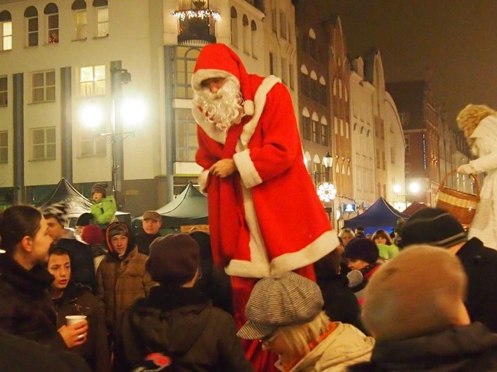 Gdzie są dzieci????. Po prezenty do Sw.Mikołaja pchają się dorośli.A czy dzieci mają szansę choćby na cukierka? (Grudzień 2013)