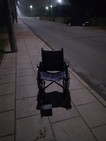 Pozostawiony na pastwę losu wózek inwalidzki