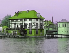 Budynek przy moście w zakręconych barwach