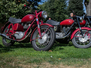 Zabytkowe motocykle na dziedzińcu Elbląskiego Muzeum