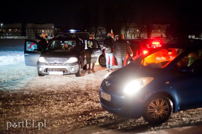 "Samochodowy spacer" z Elbląskim Strajkiem Kobiet zdjęcie nr 235585