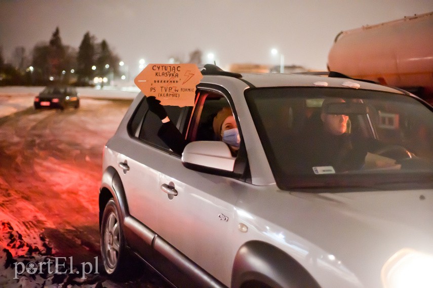 "Samochodowy spacer" z Elbląskim Strajkiem Kobiet zdjęcie nr 235592