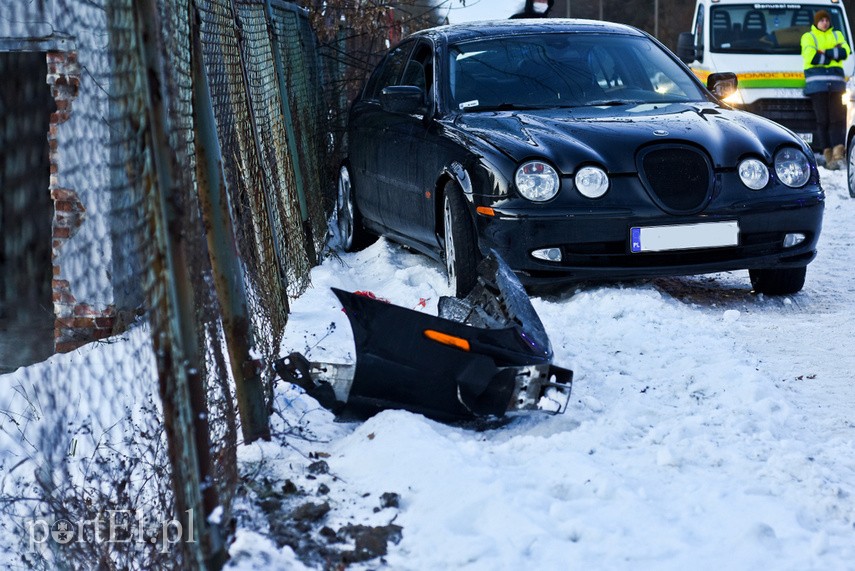 Zderzenie forda z jaguarem na ul. Browarnej zdjęcie nr 235813