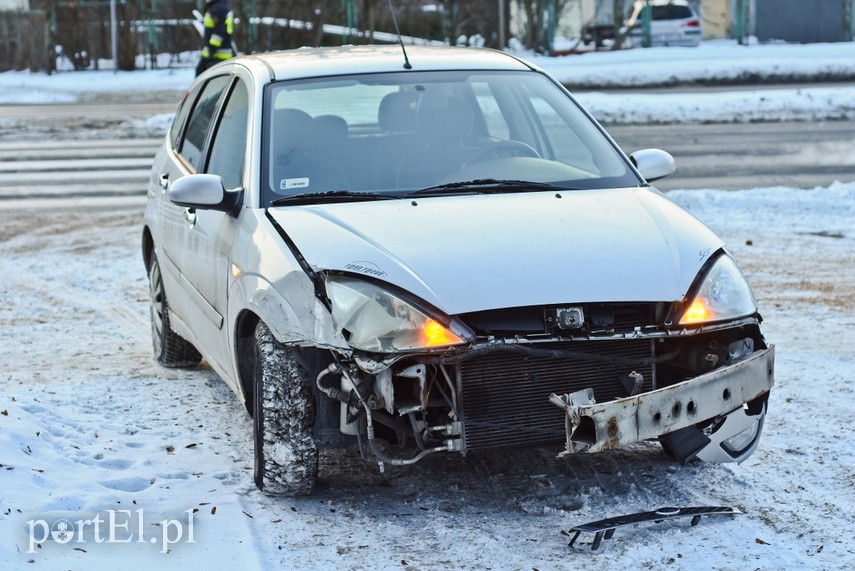 Zderzenie forda z jaguarem na ul. Browarnej zdjęcie nr 235806