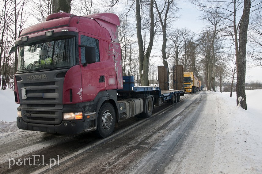 "Lód, śnieg, ciężarówki wpadają do rowów” zdjęcie nr 236032