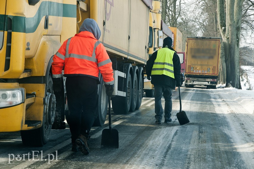 "Lód, śnieg, ciężarówki wpadają do rowów” zdjęcie nr 236037
