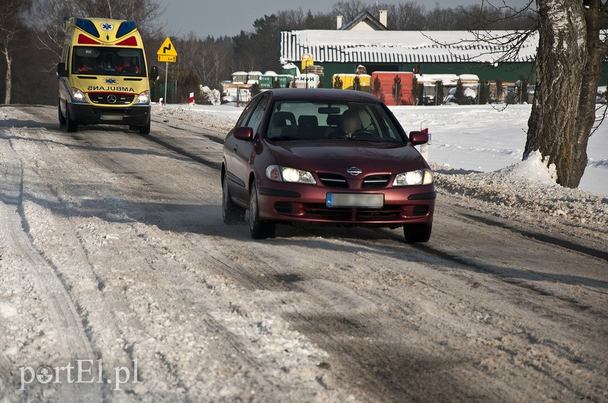 "Lód, śnieg, ciężarówki wpadają do rowów” zdjęcie nr 236041