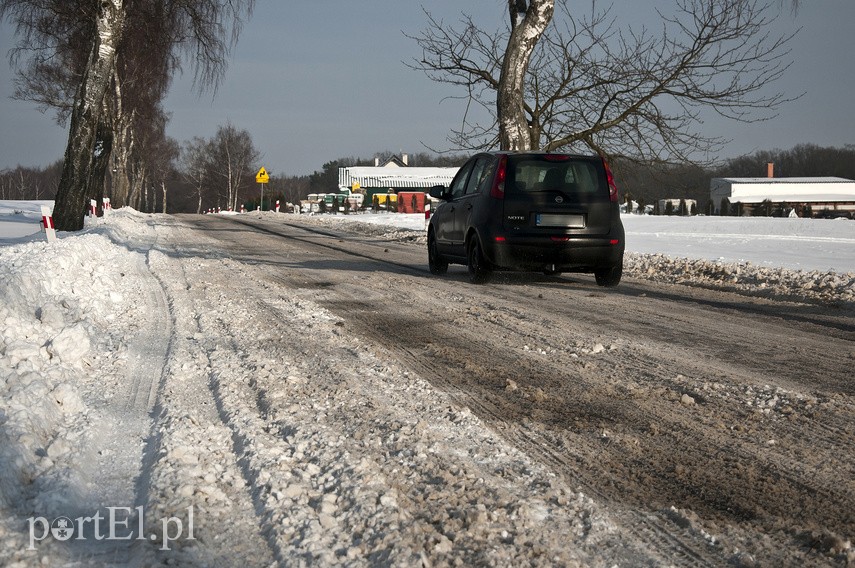 "Lód, śnieg, ciężarówki wpadają do rowów” zdjęcie nr 236038