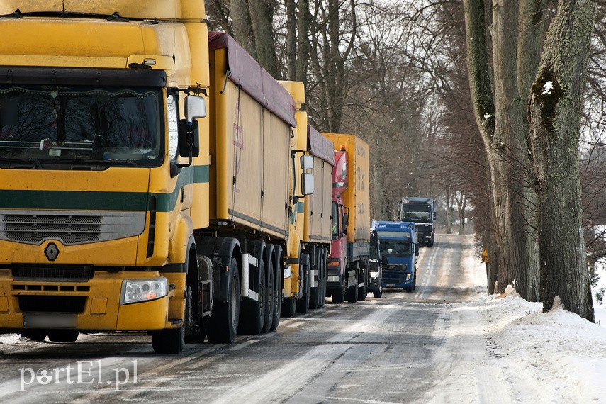 "Lód, śnieg, ciężarówki wpadają do rowów” zdjęcie nr 236033