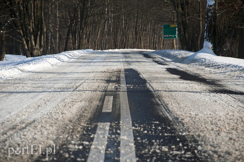"Lód, śnieg, ciężarówki wpadają do rowów” zdjęcie nr 236040