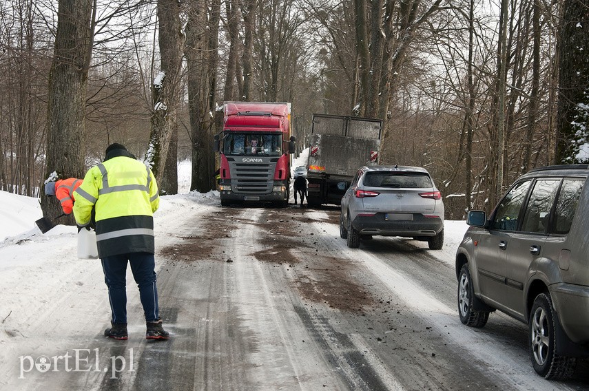 "Lód, śnieg, ciężarówki wpadają do rowów” zdjęcie nr 236034