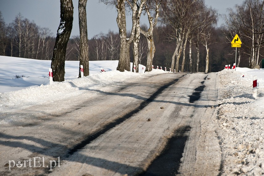"Lód, śnieg, ciężarówki wpadają do rowów” zdjęcie nr 236039