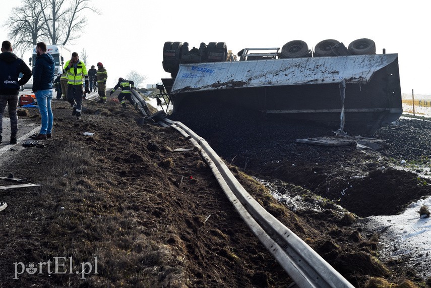 Groźny wypadek w Nowym Dworze Elbląskim. Droga nr 22 zablokowana! zdjęcie nr 236190