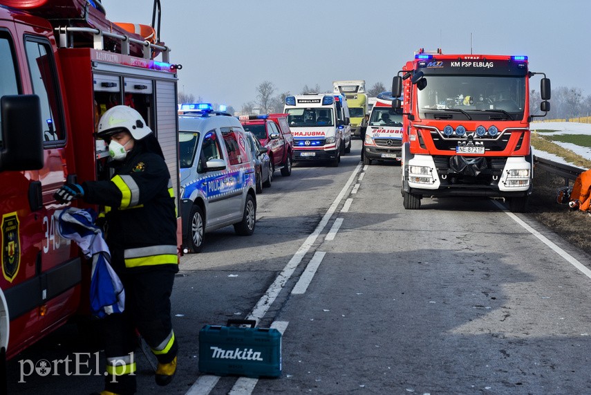 Groźny wypadek w Nowym Dworze Elbląskim. Droga nr 22 zablokowana! zdjęcie nr 236201