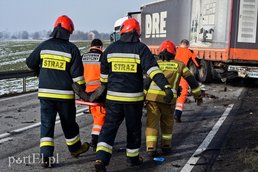 Groźny wypadek w Nowym Dworze Elbląskim. Droga nr 22 zablokowana! zdjęcie nr 236202