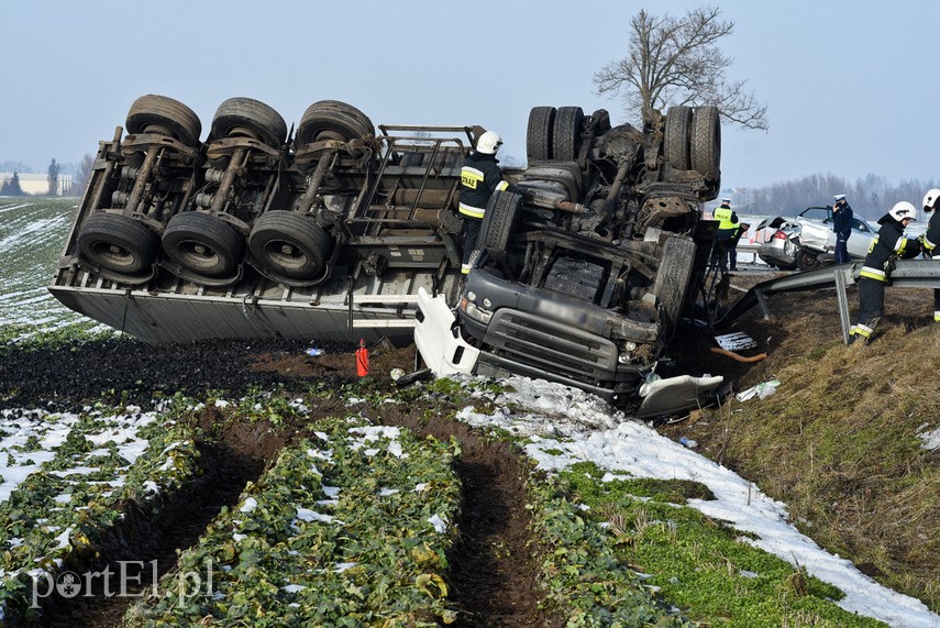 Groźny wypadek w Nowym Dworze Elbląskim. Droga nr 22 zablokowana! zdjęcie nr 236217