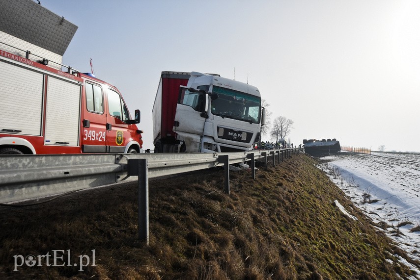 Groźny wypadek w Nowym Dworze Elbląskim. Droga nr 22 zablokowana! zdjęcie nr 236184