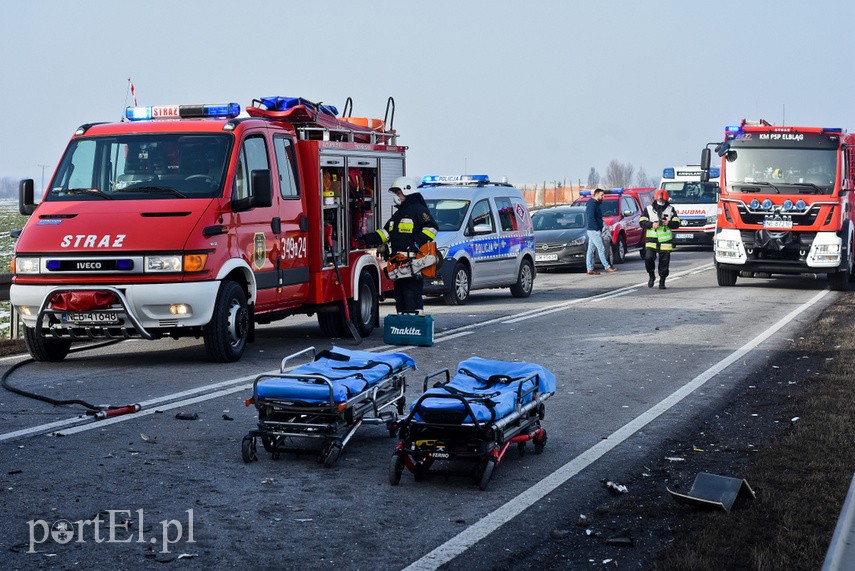 Groźny wypadek w Nowym Dworze Elbląskim. Droga nr 22 zablokowana! zdjęcie nr 236200