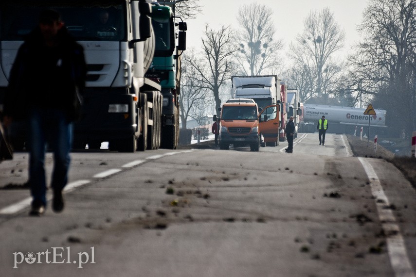 Groźny wypadek w Nowym Dworze Elbląskim. Droga nr 22 zablokowana! zdjęcie nr 236221