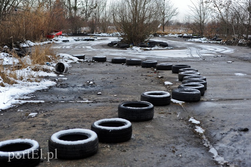 O śmieciach między drogą a rzeką zdjęcie nr 236308