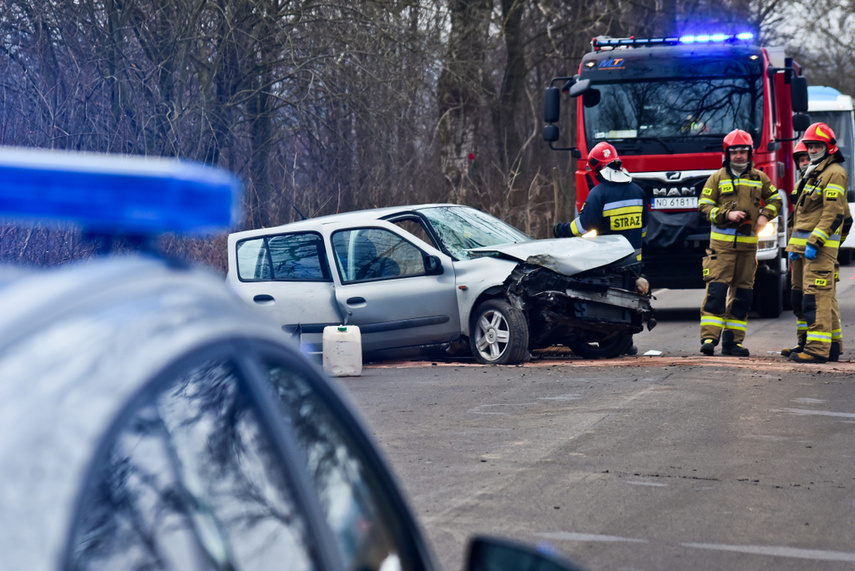 54-latek uderzył renault w drzewo zdjęcie nr 236537