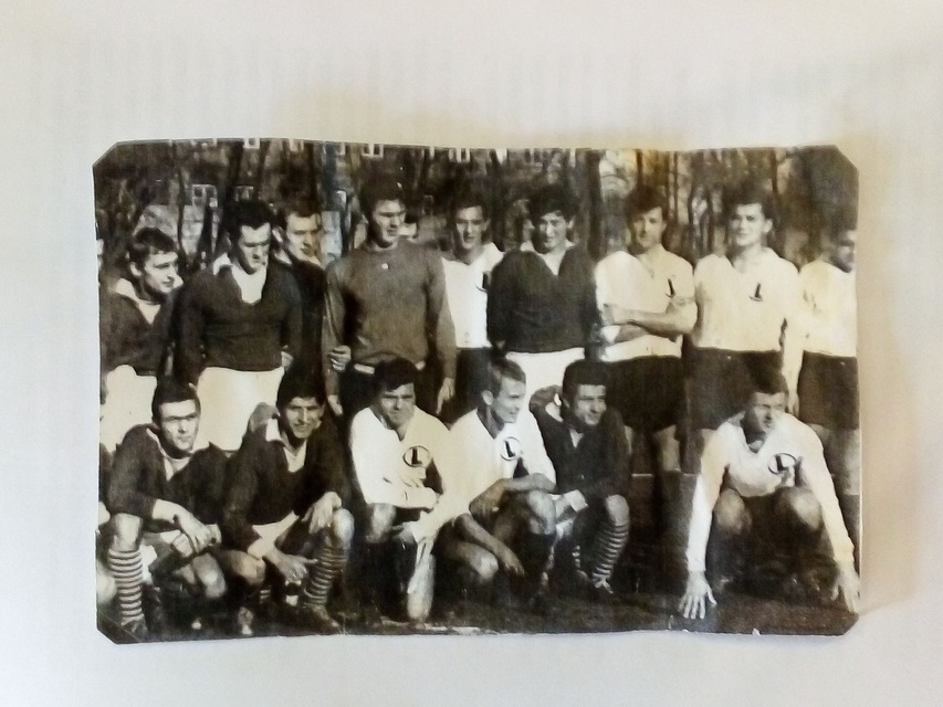 Pamiątkowe zdjęcie po pucharowym meczu Olimpia Elbląg - Legia Warszawa w 1966 r. Stoją: Ostałowski (OE),