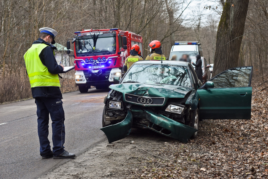 Chcąc uniknąć czołówki, uderzył w drzewo zdjęcie nr 237288