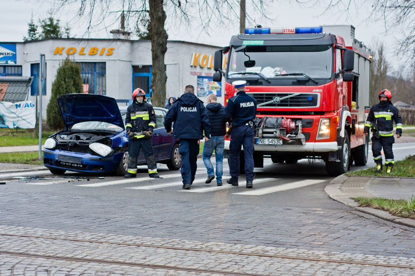 Kierowca vw golfa pijany i z zakazem prowadzenia spowodował wypadek zdjęcie nr 237886