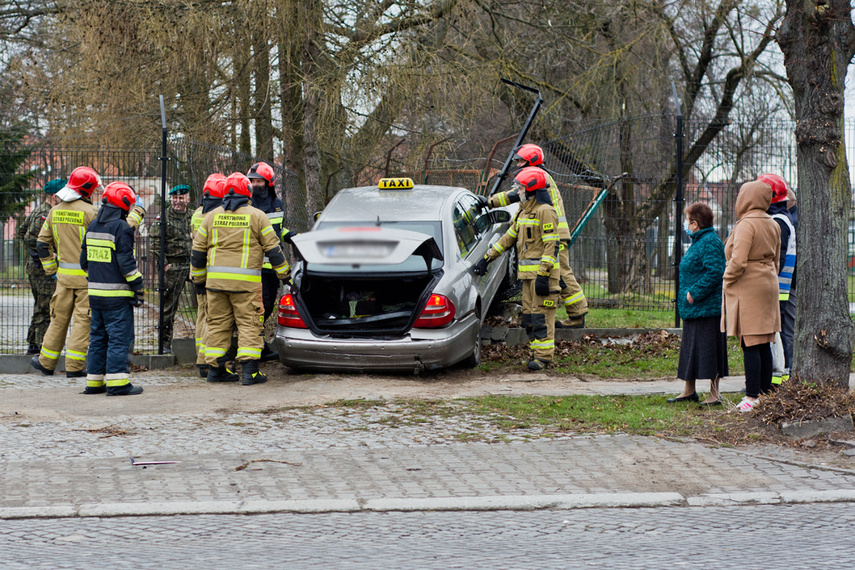 Kierowca vw golfa pijany i z zakazem prowadzenia spowodował wypadek zdjęcie nr 237878