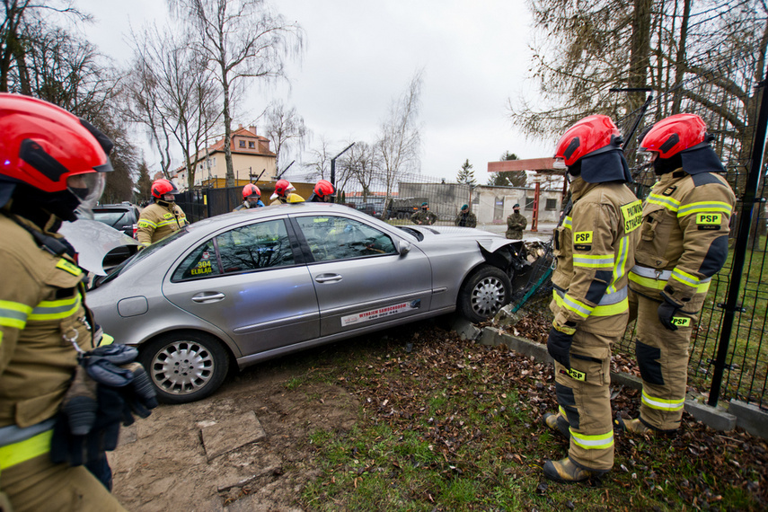 Kierowca vw golfa pijany i z zakazem prowadzenia spowodował wypadek zdjęcie nr 237881