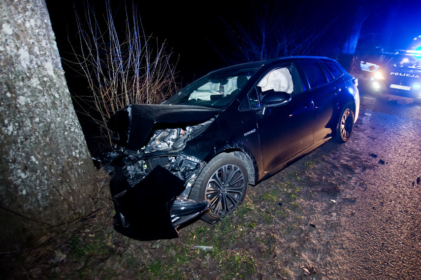 Kobieta kierująca toyotą uderzyła w drzewo zdjęcie nr 237994