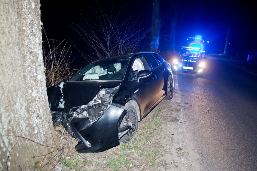 Kobieta kierująca toyotą uderzyła w drzewo zdjęcie nr 237992