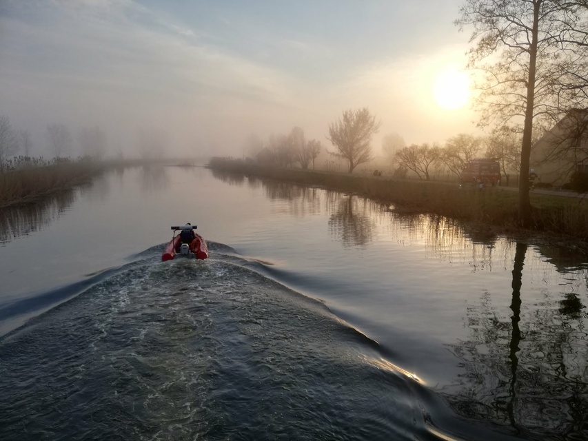 Wjechał autem do wody w... Jeziorze zdjęcie nr 238181