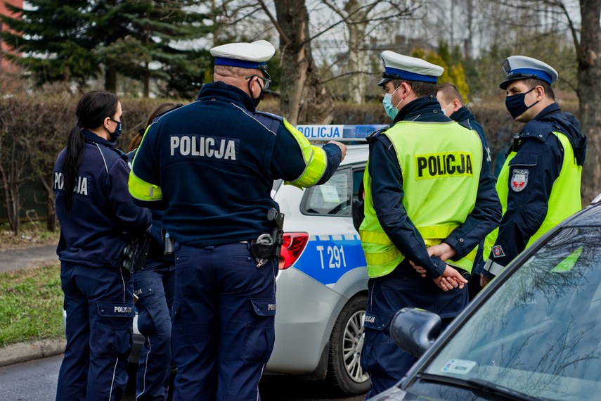 Zderzenie trzech aut, sprawca miał 2,5 promila i był poszukiwany zdjęcie nr 238196