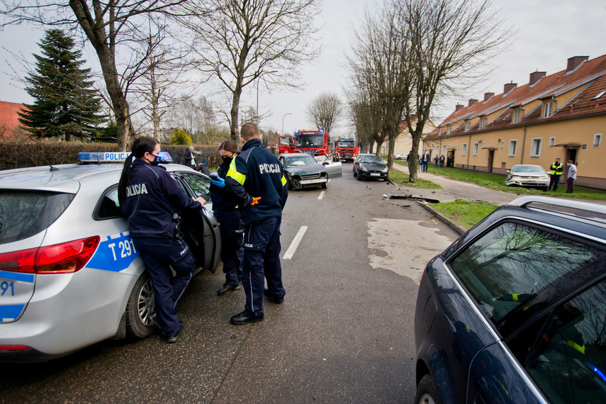 Zderzenie trzech aut, sprawca miał 2,5 promila i był poszukiwany zdjęcie nr 238187