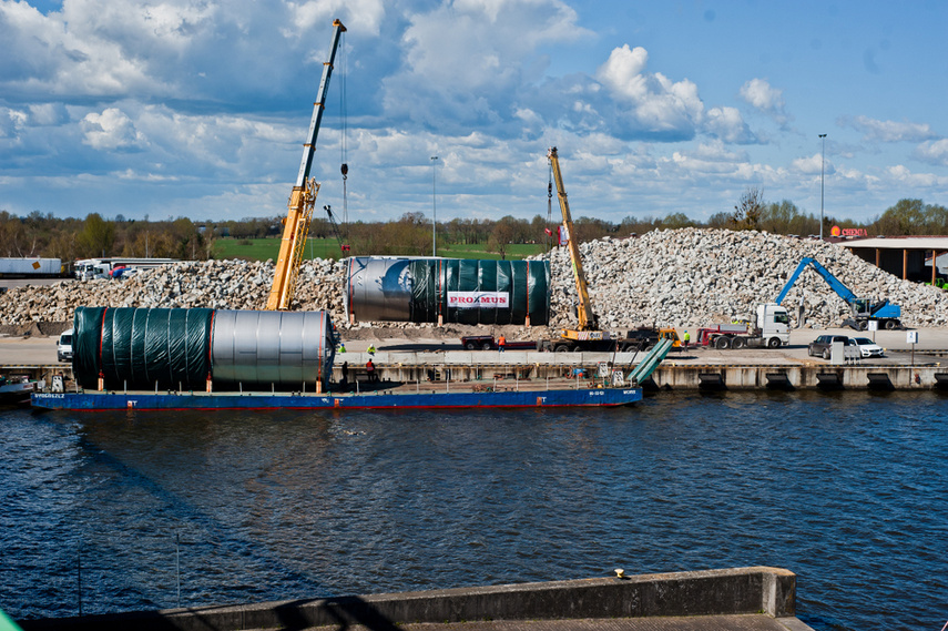 Gigantyczne zbiorniki popłyną barkami zdjęcie nr 238478