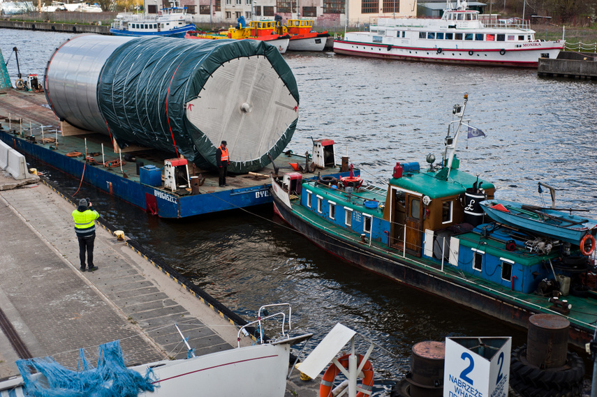 Gigantyczne zbiorniki popłyną barkami zdjęcie nr 238467