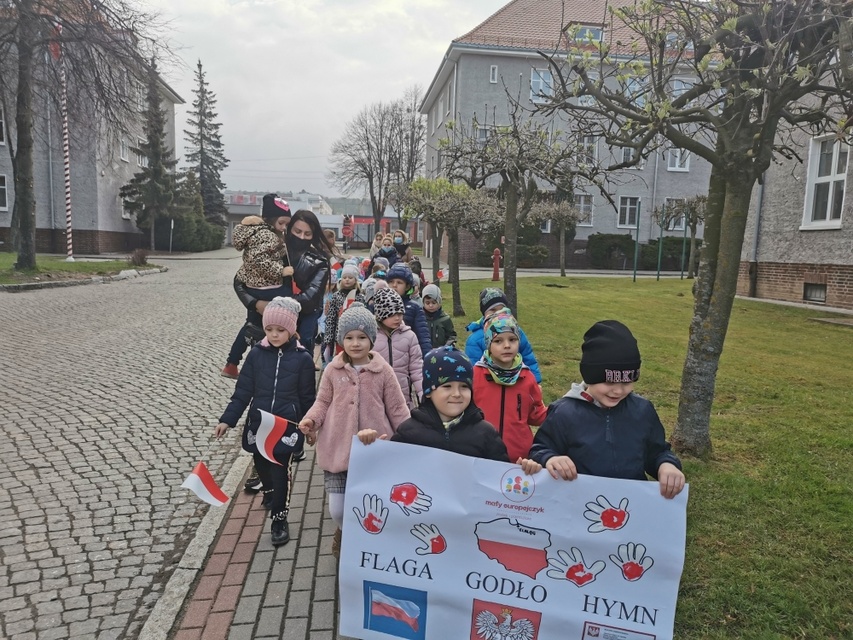 „Żywa” lekcja patriotyzmu w Przedszkolu i Żłobku Mały Europejczyk w Elblągu zdjęcie nr 238956