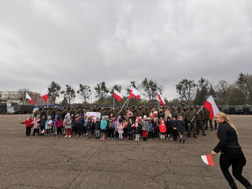 „Żywa” lekcja patriotyzmu w Przedszkolu i Żłobku Mały Europejczyk w Elblągu zdjęcie nr 238969