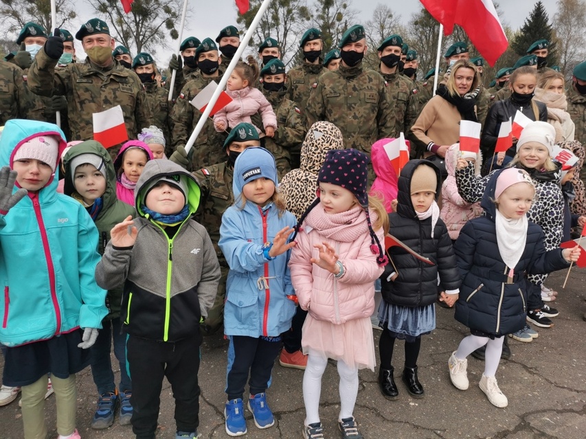 „Żywa” lekcja patriotyzmu w Przedszkolu i Żłobku Mały Europejczyk w Elblągu zdjęcie nr 238967