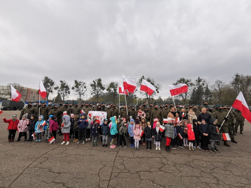 „Żywa” lekcja patriotyzmu w Przedszkolu i Żłobku Mały Europejczyk w Elblągu zdjęcie nr 238970