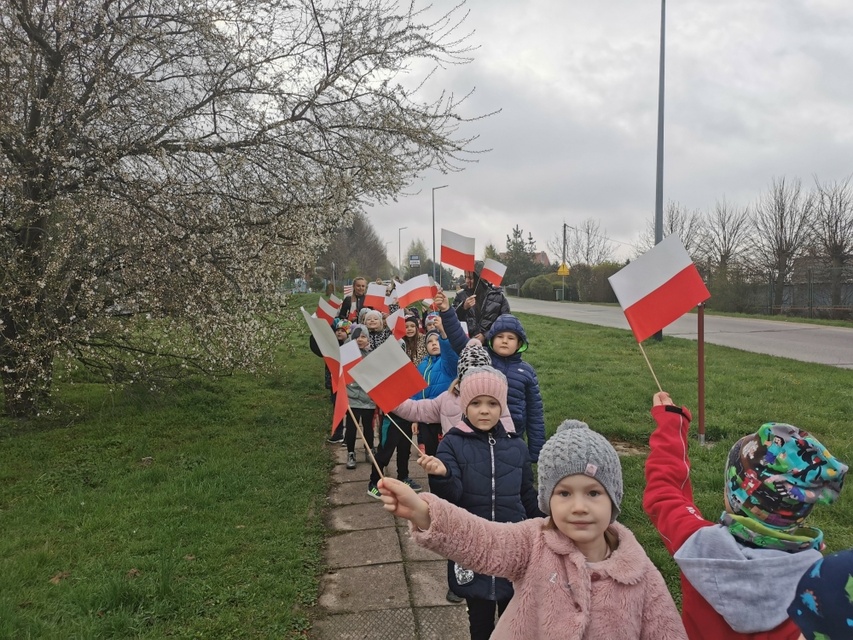 „Żywa” lekcja patriotyzmu w Przedszkolu i Żłobku Mały Europejczyk w Elblągu zdjęcie nr 238954