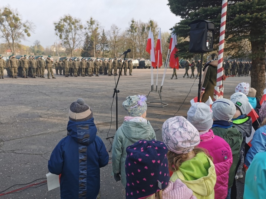 „Żywa” lekcja patriotyzmu w Przedszkolu i Żłobku Mały Europejczyk w Elblągu zdjęcie nr 238959